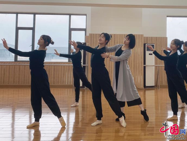  阿森纳青训小将签约职业合同  